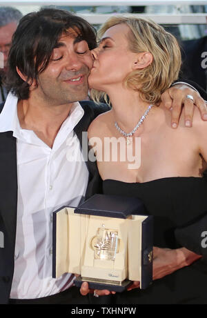 Diane Kruger (R), lauréat du prix "Meilleure actrice" pour le film "dans le fade', arrive à la bourse photocall avec le réalisateur Fatih Akin annuel lors de la 70e Festival International du Film de Cannes à Cannes, France le 28 mai 2017. Photo de David Silpa/UPI Banque D'Images