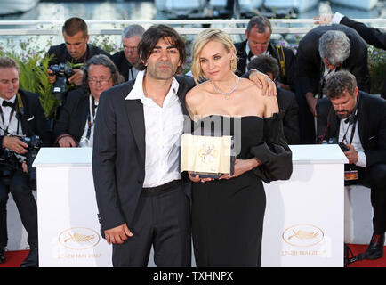 Diane Kruger (R), lauréat du prix "Meilleure actrice" pour le film "dans le fade', arrive à la bourse photocall avec le réalisateur Fatih Akin annuel lors de la 70e Festival International du Film de Cannes à Cannes, France le 28 mai 2017. Photo de David Silpa/UPI Banque D'Images