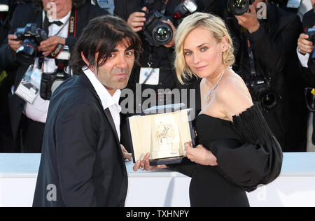 Diane Kruger (R), lauréat du prix "Meilleure actrice" pour le film "dans le fade', arrive à la bourse photocall avec le réalisateur Fatih Akin annuel lors de la 70e Festival International du Film de Cannes à Cannes, France le 28 mai 2017. Photo de David Silpa/UPI Banque D'Images