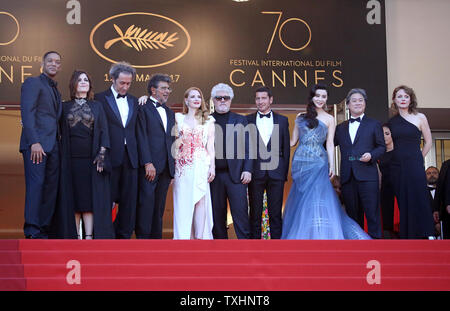 (De G à D) membres du jury Will Smith, Agnes Jaoui, Paolo Sorrentino, Gabriel Yared, Jessica Chastain, président du jury Pedro Almodovar, maire de Cannes, David Lisnard, Fan Bingbing, Park Chan-wook et Maren Ade arrivent sur le tapis rouge avant la cérémonie de clôture de la 70e assemblée annuelle du Festival International du Film de Cannes à Cannes, France le 28 mai 2017. Photo de David Silpa/UPI Banque D'Images