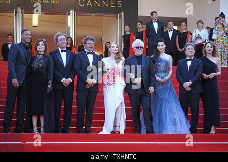 (De G à D) membres du jury Will Smith, Agnes Jaoui, Paolo Sorrentino, Gabriel Yared, Jessica Chastain, président du jury Pedro Almodovar, maire de Cannes, David Lisnard, Fan Bingbing, Park Chan-wook et Maren Ade arrivent sur le tapis rouge avant la cérémonie de clôture de la 70e assemblée annuelle du Festival International du Film de Cannes à Cannes, France le 28 mai 2017. Photo de David Silpa/UPI Banque D'Images