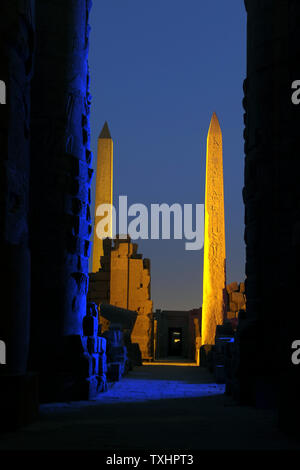 Les obélisques sont allumés pendant le spectacle son et lumière à l'intérieur du temple de Karnak à Louxor, Egypte le 22 juin 2010. UPI/Joe Marino Banque D'Images