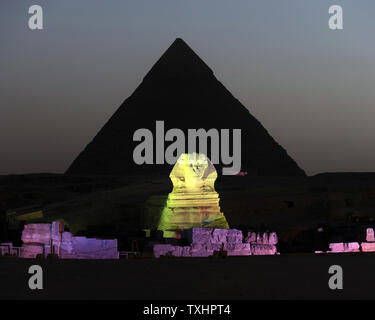 Sur le plateau de Gizeh à Gizeh, en Égypte, le Sphinx et les grandes pyramides s'allument pendant la performance de la soirée "son et lumière" le 23 juin 2010. UPI/Joe Marino Banque D'Images