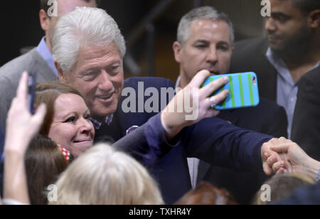 L'ancien Président Bill Clinton pose d'un "70623" comme il salue partisans à une campagne pour sa femme, Hillary Clinton, un 2016, le candidat démocrate Woodrow Wilson à Jr High School, le 16 janvier 2016, dans la région de Council Bluffs, Iowa. Hillary Clinton est en marche contre l'ancien gouverneur du Maryland. Martin O'Malley et Vermont Sen. Bernie Sanders de l'avant première de l'Iowa-dans-le-caucus nation le 1er février. Photo de Mike Theiler/UPI Banque D'Images