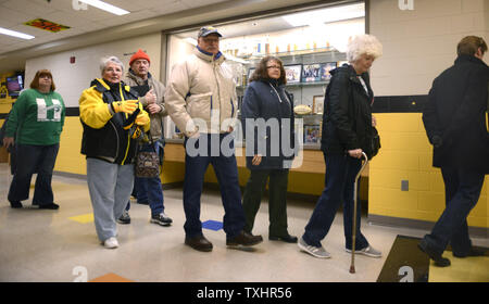 Fichier clients dans d'entendre une allocution de l'ancien Président Bill Clinton en tant qu'il fait campagne pour sa femme, Hillary Clinton, un candidat présidentiel démocratique de 2016, dans un gymnase à Woodrow Wilson Jr High School, le 16 janvier 2016, dans la région de Council Bluffs, Iowa. Hillary Clinton est en marche contre l'ancien gouverneur du Maryland. Martin O'Malley et Vermont Sen. Bernie Sanders de l'avant première de l'Iowa-dans-le-caucus nation le 1er février. Photo de Mike Theiler/UPI Banque D'Images