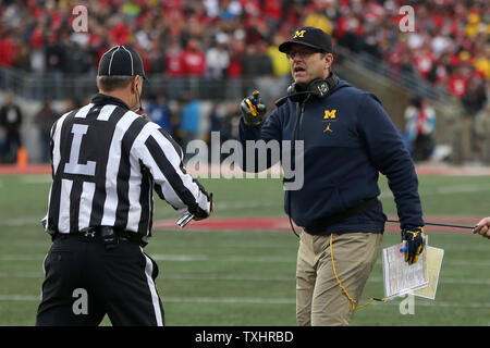 L'entraîneur-chef Jim Harbaugh Michigan parle au juge de ligne lors de match contre Ohio State, 24 novembre 2018 à Columbus, Ohio. Photo par Aaron Josefczyk/UPI Banque D'Images