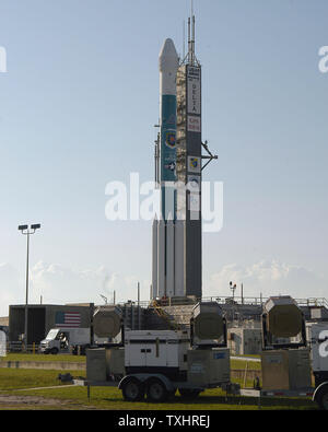 Une fusée Delta II de Boeing décollage attend le 20 mars 2004 à Cap Canaveral . La mission est de remplacer un satellite GPS pour l'US Air Force. Le GPS fournit une orientation pour les utilisateurs civils et militaires des États-Unis dans le monde. Le système de positionnement mondial est exploité par le 50ème Space Wing, Schriever Air Force Base, Colorado. (Photo d'UPI/Marino-Cantrell Banque D'Images