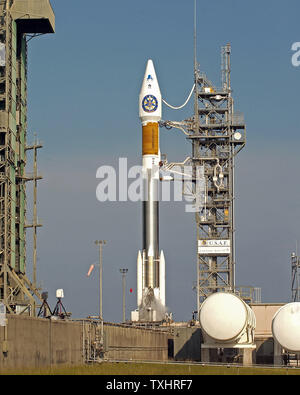 Le dernier Atlas IIAS Lockheed Martin est prêt pour un lancement à l'Aérienne de Cap Canaveral le Août 29, 2004. Cependant, les orages locaux formés dans la région heures avant la date prévue de lancement. Les nuages de l'enclume dans un délai de cinq milles nautiques gestionnaires Lancement forcé de reporter le lancement d'une troisième journée consécutive et les conditions météo devraient se détériorer dans la semaine. (Photo d'UPI/Marino / Cantrell) Banque D'Images