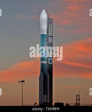 Le Nov 20, 2004 au complexe de lancement 17A à la base aérienne de Cap Canaveral, la NASA's fusée Delta se trouve en équilibre pour un 12:10 PM lancement, car les nuages sont éclairés par le soleil levant. Le lancement aura lieu le satellite SWIFT dans l'espace pour surveiller les explosions gazeuses dans les immensités de l'univers. (Photo d'UPI, Marino / Cantrell) Banque D'Images