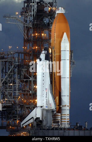 La navette spatiale Atlantis se trouve sur le point de lancer au coucher du soleil au Centre spatial Kennedy en Floride le 5 septembre 2006. Atlantis est prêt au lancement de la mission STS-115, une mission de construction de la Station spatiale internationale, le 6 septembre, les conditions météorologiques et les fonctions mécaniques le permettent. (Photo d'UPI/Roger L. Wollenberg) Banque D'Images