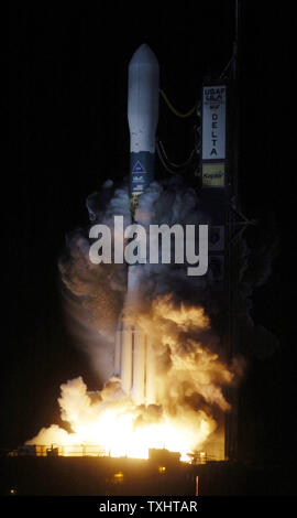 Une fusée Delta II de Boeing lance à 10 ::49:00 du complexe 17B à la base aérienne de Cap Canaveral, Floride le 6 mars 2009. Menée par International Launch Services, c'est le 339e lancement d'une fusée Delta. À bord du vaisseau spatial de la NASA est Kepler. Au cours des trois dernières années et demie, Kepler a pour mission de scruter d'autres systèmes solaires et de détecter les planètes de la taille de la terre. .(UPI Photo/Marino-Bill Joe Cantrell) Banque D'Images