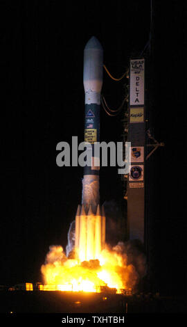Une fusée Delta II de Boeing lance à 10 ::49:00 du complexe 17B à la base aérienne de Cap Canaveral, Floride le 6 mars 2009. Menée par International Launch Services, c'est le 339e lancement d'une fusée Delta. À bord du vaisseau spatial de la NASA est Kepler. Au cours des trois dernières années et demie, Kepler a pour mission de scruter d'autres systèmes solaires et de détecter les planètes de la taille de la terre. .(UPI Photo/Marino-Bill Joe Cantrell) Banque D'Images