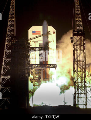 L'Alliance a lancé 4 Lancement Delta à partir de l'espace complexe de lancement 37B à 8:47 h le Décembre 5,2009 à Cap Canaveral Air Force Station, en Floride .La fusée alimenté par quatre propulseurs va déployer le troisième mondial à large bande par satellite satellite Satcom pour servir les forces de U.S.military Marino-Bill.UPI/ Joe Cantrell Banque D'Images