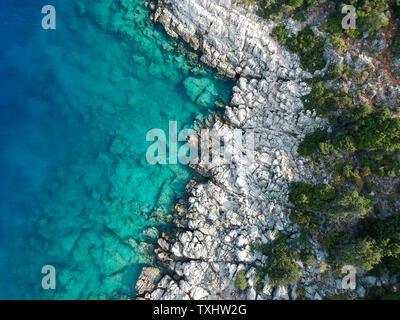 Ariel vue d'une belle côte rocheuse sur le chemin de Lycie, sur la côte turquoise, Turquie Banque D'Images