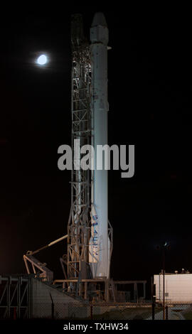 La fusée Falcon 9 SpacEx est prêt pour lancer le complexe de lancement 40 à la base aérienne de Cap Canaveral, Floride le 28 juin 2015. Le véhicule doit passer le spatial dragon à la Station spatiale internationale à 10:21 am aujourd'hui pour la NASA. Falcon sera augmenter d'environ 4 000 livres de dispositions pour l'équipage, les pièces de rechange pour la station ainsi qu'un certain nombre d'expériences scientifiques qui seront menées à partir du laboratoire en orbite. Photo par Joe Marino-Bill Cantrell/UPI Banque D'Images