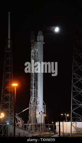 La fusée Falcon 9 SpacEx est prêt pour lancer le complexe de lancement 40 à la base aérienne de Cap Canaveral, Floride le 28 juin 2015. Le véhicule doit passer le spatial dragon à la Station spatiale internationale à 10:21 am aujourd'hui pour la NASA. Falcon sera augmenter d'environ 4 000 livres de dispositions pour l'équipage, les pièces de rechange pour la station ainsi qu'un certain nombre d'expériences scientifiques qui seront menées à partir du laboratoire en orbite. Photo par Joe Marino-Bill Cantrell/UPI Banque D'Images