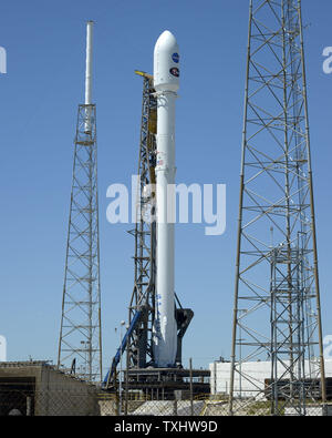 La fusée Falcon 9 SpaceX est prêt sur 40 complexe à la base aérienne de Cap Canaveral, Floride le 16 avril 2018. SpaceX se préparait à lancer l'exoplanète en transit (TESS) pour l'Enquête sur la recherche de planètes de type dans les galaxies proches. Un problème a été constaté avec le système de contrôle de guidage et de navigation de forcer la NASA et SpaceX de reporter le lancement d'au plus tôt le mercredi 18 avril. Photo par Joe Marino-Bill Cantrell/UPI Banque D'Images