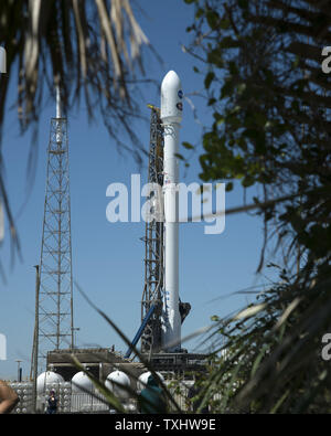 La fusée Falcon 9 SpaceX est prêt sur 40 complexe à la base aérienne de Cap Canaveral, Floride le 16 avril 2018. SpaceX se préparait à lancer l'exoplanète en transit (TESS) pour l'Enquête sur la recherche de planètes de type dans les galaxies proches. Un problème a été constaté avec le système de contrôle de guidage et de navigation de forcer la NASA et SpaceX de reporter le lancement d'au plus tôt le mercredi 18 avril. Photo par Joe Marino-Bill Cantrell/UPI Banque D'Images