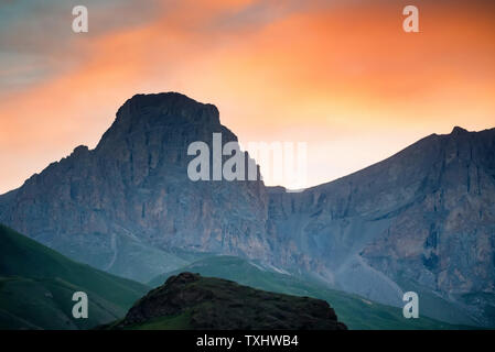 Voir de belles montagnes dans le nord du Caucase dans la soirée avec pink sky Banque D'Images