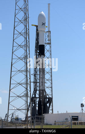 La fusée Falcon 9 SpaceX est prêt à lancer la société Starlink satellites pendant une fenêtre de 90 minutes à s'ouvrir à 10:30 PM de 40 complexes à la base aérienne de Cap Canaveral, Floride le 16 mai 2019. Le Falcon 9 va lancer 60 satellites de Starlink, pesant près de 15 tonnes. Le système Starlink est SpaceX's propre programme fournissant des communications à large bande à l'échelle mondiale à partir de l'orbite. .Photo par Joe Marino-Bill Cantrell/UPI Banque D'Images