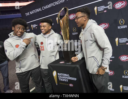 Les membres de la Clemson Tigers de prendre des photos avec le trophée de championnat au cours de la journée des médias avant la NCAA Football Championnat National, à Tampa, Floride, le 7 janvier 2017. Clemson prendra sur l'Alabama Crimson Tide dans le championnat national de football collégial le lundi. Photo par Kevin Dietsch/UPI Banque D'Images