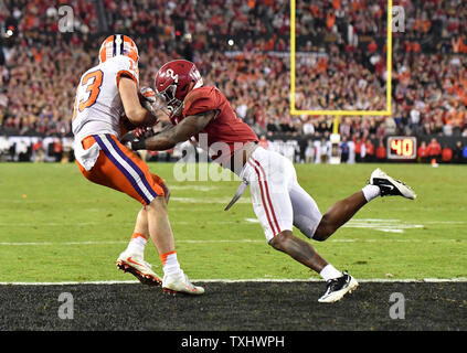 Clemson Tigers wide receiver Hunter Renfrow (13) apporte dans le jeu winning touchdown contre Alabama Crimson Tide arrière défensif Tony Brown (2) au quatrième trimestre de 2017 les éliminatoires du championnat national de football collégial, à Tampa, Floride, le 10 janvier 2017. Clemson défait l'Alabama 35-31 pour remporter son premier titre national en 35 ans. Photo par Kevin Dietsch/UPI Banque D'Images