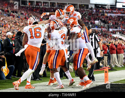 Clemson Tigers wide receiver Hunter Renfrow (13) célèbre avec ses coéquipiers après avoir marqué le touchdown gagnante jeu contre Alabama Crimson Tide au quatrième trimestre de 2017 les éliminatoires du championnat national de football collégial, à Tampa, Floride, le 10 janvier 2017. Clemson défait l'Alabama 35-31 pour remporter son premier titre national en 35 ans. Photo par Kevin Dietsch/UPI Banque D'Images