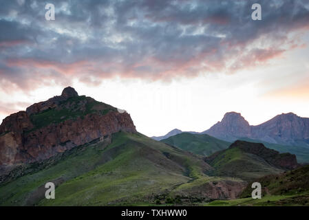 Voir de belles montagnes dans le nord du Caucase avec ciel nuageux Banque D'Images