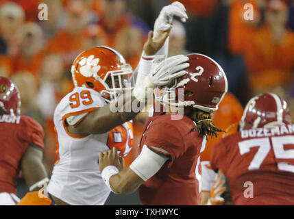 Clemson Tigers défensive fin Clelin Ferrell (99) pressions Alabama Crimson Tide quarterback Jalen Hurts (2) dans le premier trimestre de l'ordre des séries 2017 Football Championnat National, à Tampa, Floride, le 9 janvier 2017. Photo par Mark Wallheiser/UPI Banque D'Images