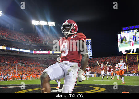 Alabama Crimson Tide running back Bo Scarbrough fête ses 37 verges de candidat contre le Clemson Tigers dans la première moitié du 2017 séries éliminatoires de Football Championnat National, à Tampa, Floride, le 9 janvier 2017. Photo par Kevin Dietsch/UPI Banque D'Images