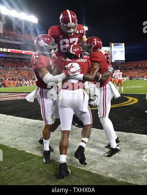 Alabama Crimson Tide running back Bo Scarbrough (C) célèbre avec ses coéquipiers après son 37 verges de candidat contre le Clemson Tigers dans la première moitié du 2017 séries éliminatoires de Football Championnat National, à Tampa, Floride, le 9 janvier 2017. Photo par Kevin Dietsch/UPI Banque D'Images