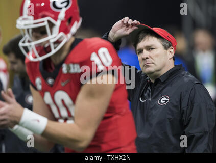 L'entraîneur-chef des Bulldogs Géorgie Kirby montres intelligentes comme quart-arrière Bulldogs Géorgie Eason (10) Jacob passe par son chaleureux ups avant le NCAA College Football Championnat National des éliminatoires de Mercedes-Benz Stadium le 8 janvier 2018 à Atlanta. Photo par Mark Wallheiser/UPI Banque D'Images