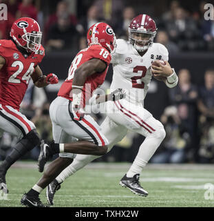 Alabama Crimson Tide quarterback Jalen Hurts (2) brouille contre la Géorgie défensif Bulldogs Deandre Baker (18) dans le premier trimestre de la NCAA College Football Championnat National des éliminatoires de Mercedes-Benz Stadium le 8 janvier 2018 à Atlanta. Photo par Mark Wallheiser/UPI Banque D'Images