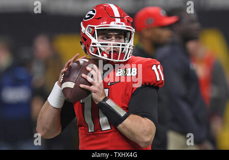 Les Bulldogs de Géorgie quarterback Jake Fromm (11) pendant l'échauffement avant le match NCAA College Football Championnat National de Mercedes-Benz Stadium le 8 janvier 2018 à Atlanta. Photo de David Tulis/UPI Banque D'Images