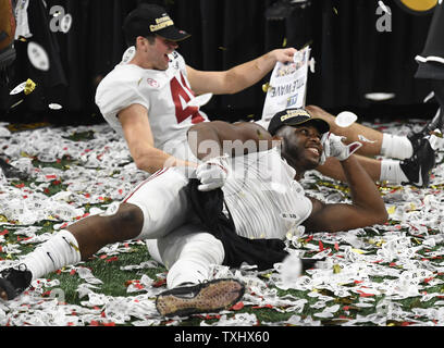 Alabama Crimson Tide joueurs célébrer dans les confettis après leurs heures supplémentaires 26-23 win over Georgia dans la NCAA College Football Championnat National des éliminatoires de Mercedes-Benz Stadium le 8 janvier 2018 à Atlanta. Photo de David Tulis/UPI Banque D'Images