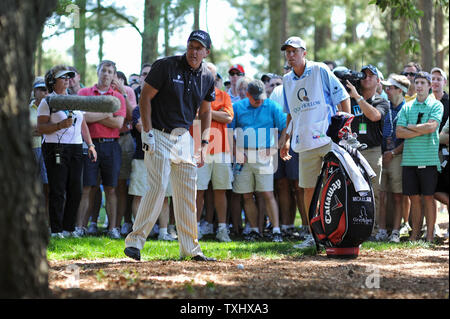 Phil Mickelson et sa caddie Jim Mackay aligner un tir de l'extérieur des limites au cours de la première ronde de la Tournoi Quail Hollow à Charlotte, Caroline du Nord le 29 avril 2010. UPI/Kevin Dietsch Banque D'Images