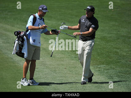 Phil Mickelson clubs d'échanges avec sa caddie Jim Mackay lors du premier tour des tournoi Quail Hollow à Charlotte, Caroline du Nord le 29 avril 2010. UPI/Kevin Dietsch Banque D'Images