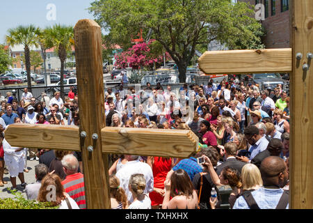 Des centaines d'habitants se rassemblent pour une veillée de prière à l'extérieur de l'église d'AME Morris Brown à Charleston, Caroline du Sud le 18 juin 2015. La Veillée a réuni des centaines était en l'honneur des neuf personnes tuées par un tireur isolé à la mère Emanuel African Methodist Episcopal Church le 17 juin 2015. Le suspect a été capturé. Photo par Gillian Ellis/UPI Banque D'Images