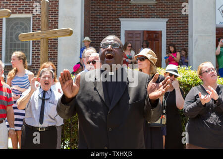 HA ministre local mène une foule dans les hymnes au cours d'une veillée de prière à l'extérieur de l'église d'AME Morris Brown à Charleston, Caroline du Sud le 18 juin 2015. La Veillée a réuni des centaines était en l'honneur des neuf personnes tuées par un tireur isolé à la mère Emanuel African Methodist Episcopal Church le 17 juin 2015. Le suspect a été capturé. Photo par Gillian Ellis/UPI Banque D'Images