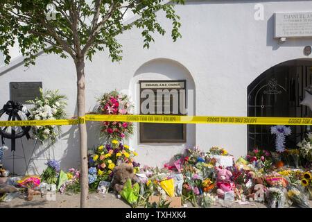 Un mémorial à la mémoire des personnes tuées dans les neuf Emanuel African Methodist Episcopal Church le 17 juin 2015, est représentée à l'extérieur de l'église le 19 juin 2015 à Charleston, Caroline du Sud. Un suspect, Dylann, Pavillon 21, a été arrêté dans le cadre de la fusillade. Photo par Kevin Liles/UPI Banque D'Images