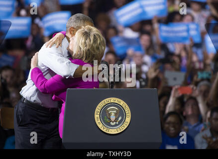 Le président Barack Obama hugs le candidat démocrate Hillary Clinton comme il campagnes avec son à Charlotte, Caroline du Nord le 5 juillet 2016. C'est le premier événement que le président Obama a fait campagne avec Clinton. Photo par Kevin Dietsch/UPI Banque D'Images