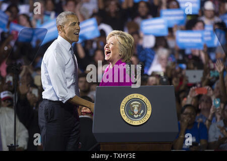 Le président Barack Obama détient les mains avec le candidat démocrate Hillary Clinton comme il campagnes avec son à Charlotte, Caroline du Nord le 5 juillet 2016. C'est le premier événement que le président Obama a fait campagne avec Clinton. Photo par Kevin Dietsch/UPI Banque D'Images