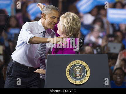 Le président Barack Obama hugs le candidat démocrate Hillary Clinton comme il campagnes avec son à Charlotte, Caroline du Nord le 5 juillet 2016. C'est le premier événement que le président Obama a fait campagne avec Clinton. Photo par Kevin Dietsch/UPI Banque D'Images