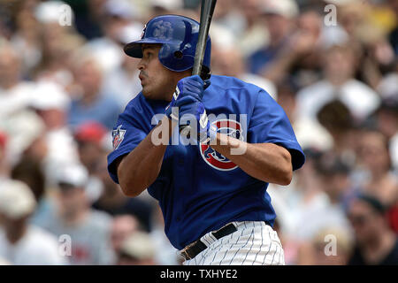 Oursons catcher Henry Blanco (9) disques durs dans une course contre les Red Sox. Les Cubs de Chicago a défait les Red Sox de Boston 7-6 à Wrigley Field de Chicago, Illinois, le 11 juin 2005. (UPI Photo/Mark Cowan) Banque D'Images