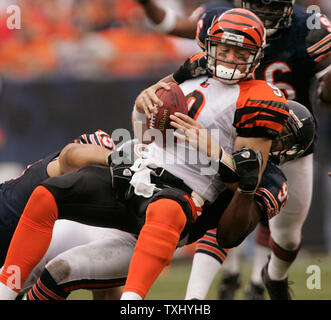Chicago Bears Adewale Ogunleye fin défensive, le dos, sacs Cincinnati Bengals quart-arrière Carson Palmer au cours du deuxième trimestre, 25 septembre 2005, à Soldier Field, à Chicago. (Photo d'UPI/Brian Kersey) Banque D'Images