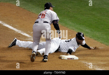 White Sox de Chicago's Jermaine Dye (23) fait en retour à la première base après un aperçu avant la balise par Houston Astro's Mike Lamb (26) dans le jeu 1 de la Série mondiale à l'U.S. Cellular Field, 22 octobre 2005 à Chicago. (UPI Photo/Mark Cowan) Banque D'Images