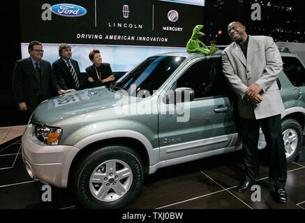 Earvin 'Magic' Johnson, à partir de la droite, avec Kermit la grenouille et les cadres de Ford Anne Stevens, président et COO pour les Amériques, Peter Horborg, directeur exécutif de la conception pour l'Amérique du Nord, et Cisco Codina, vice-président exécutif des ventes et du marketing, introduire le E85 Ford Escape hybride au Salon de l'auto de Chicago 2006 le 8 février 2006 au McCormick Place de Chicago. (Photo d'UPI/Brian Kersey) Banque D'Images