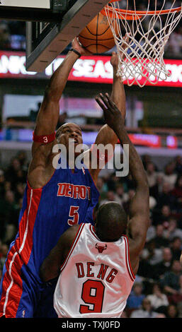 Detroit Pistons' Maurice Evans (5) va jusqu'à un tir que Chicago Bulls Luol Deng, du Soudan, (9) défend au cours du deuxième trimestre le 24 février 2006, à Chicago. (Photo d'UPI/Brian Kersey) Banque D'Images