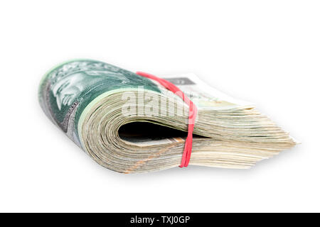 100 zloty polonais leafs bunch attaché avec élastique. Isolé sur blanc. Chemin inclus. Banque D'Images