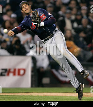 Les Indians de Cleveland l'arrêt-court Jhonny Peralta tente de se débarrasser des White Sox de Chicago's Jermaine Dye durant la deuxième manche le 2 avril 2006, à Chicago. Dye était sûr au premier abord. (Photo d'UPI/Brian Kersey) Banque D'Images